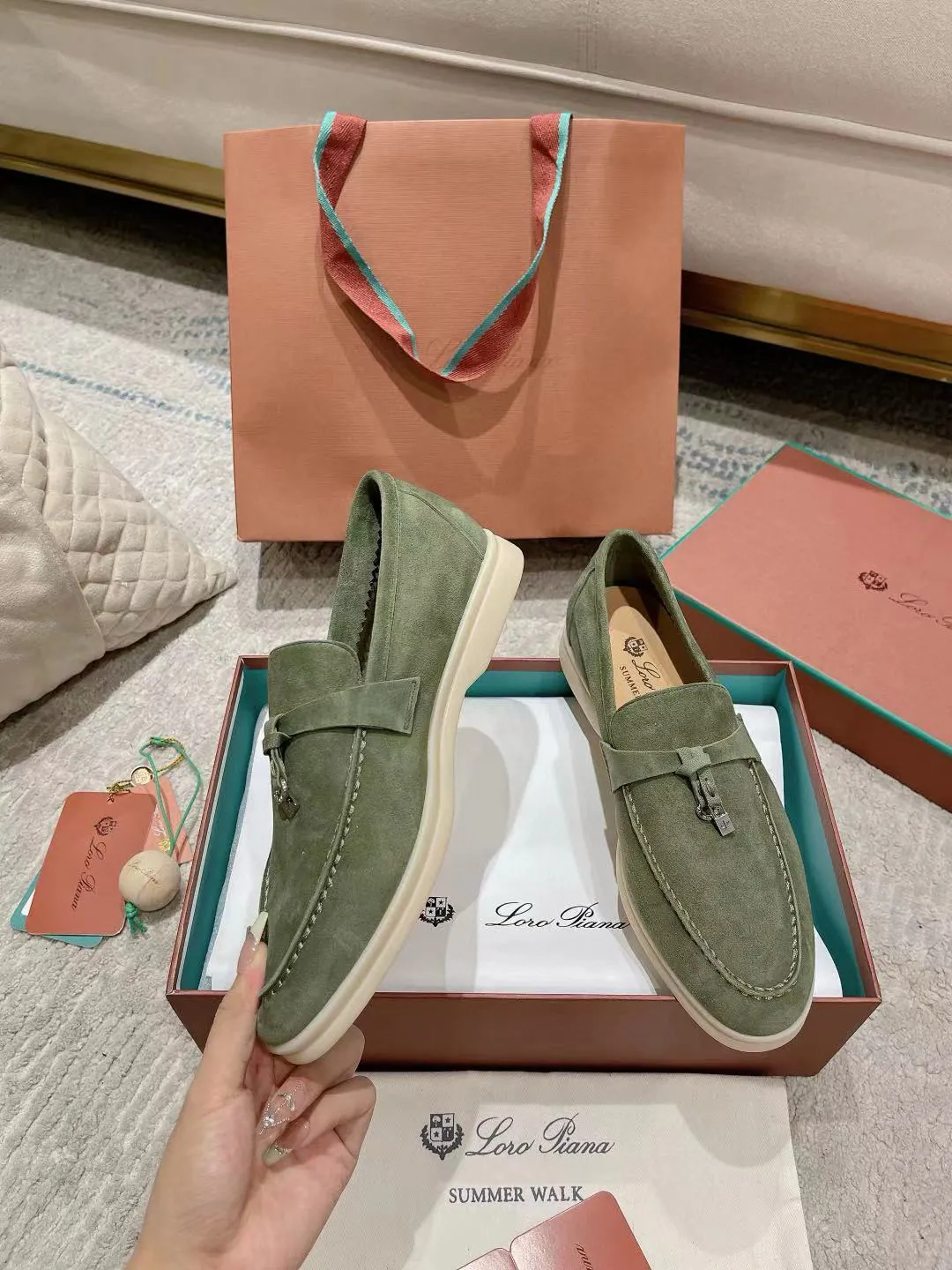 Factory price: 520💰4050 new color. Original purchase, 1⃣️: 1⃣️ folded and developed, Loro Piana professional model to try on feet, quality purchase level, flash sale of common products on the market, welcome to compare, original packaging. Fabric: Imported from Italy🐑High mercerized shearling, Lining: Hand-sewn mark thread in water-dyed cowhide imported from Italy🧵, high-end and elegant. Comfortable on the feet. Size: Women's 35-42 (41, 42) customized, non-returnable, men's 38-45 (46, 47, 48) customized, non-refundable. Fashionable boutiques that you can’t miss, a must-have item
